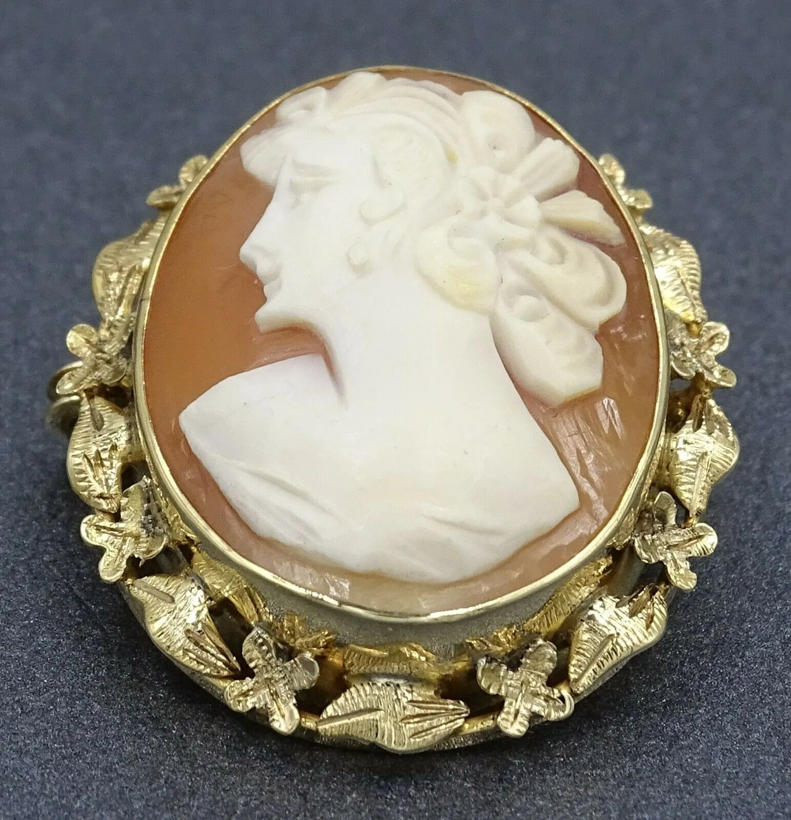 Vintage 9ct Yellow Gold & Shell Cameo Brooch/Pendant with Flower Leaf Surrounds